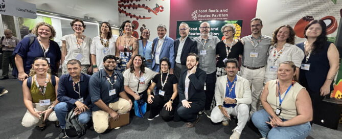 Grupo em foto oficial após evento no pavilhão