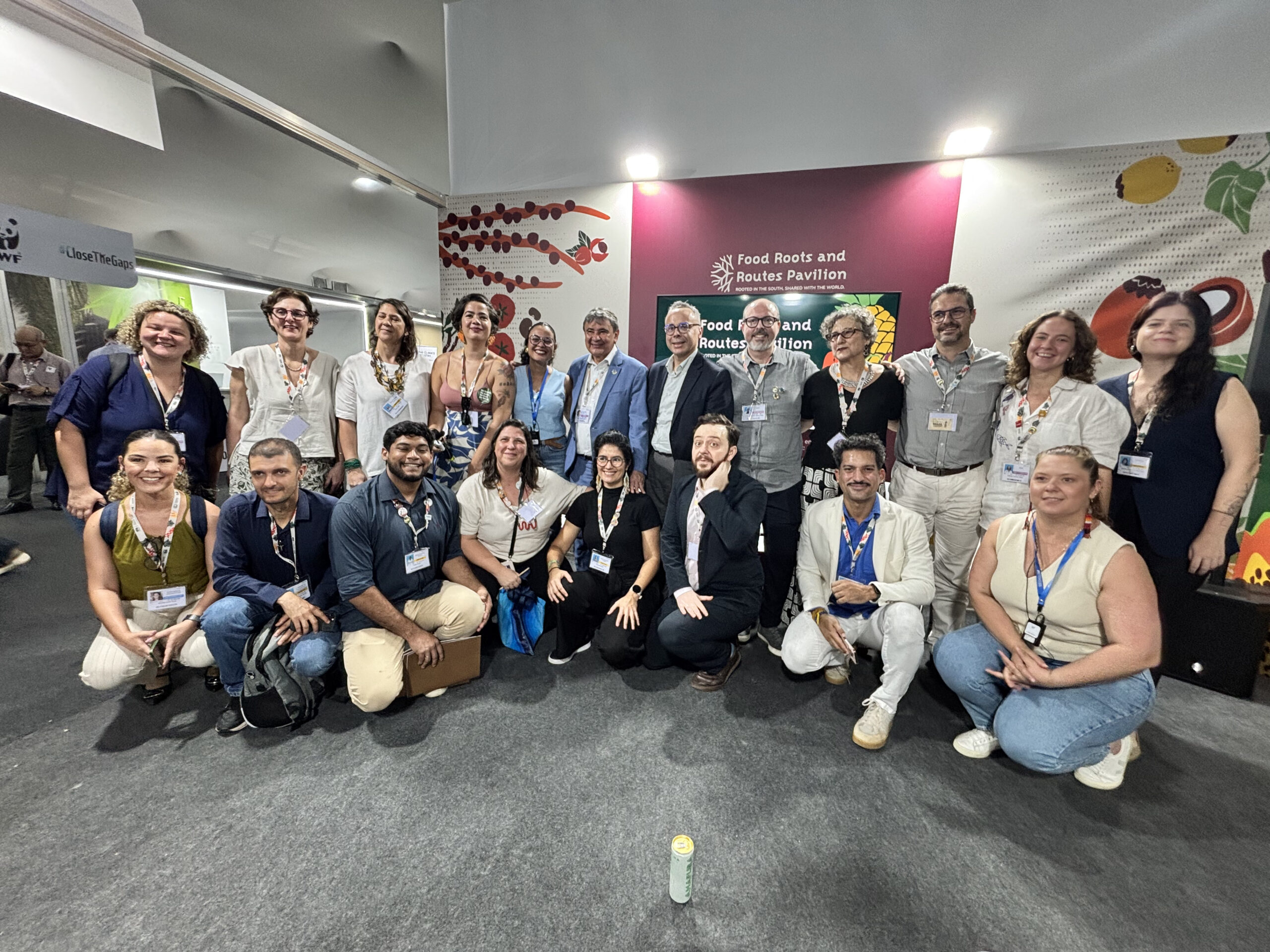 Grupo em foto oficial após evento no pavilhão