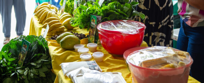 Alimentos em cima da mesa